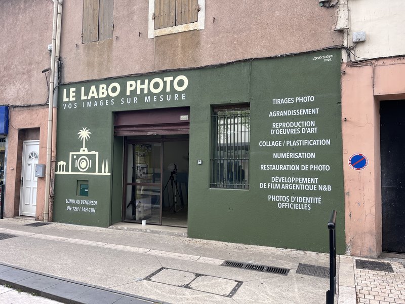 Façade du Labo Photo peinte à la main par Lucky Lucien